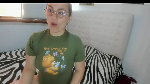 Snapshot of Roxannelorence_ chatting on October 29, 2025, 2:38 pm Roxannelorence  online show from October 29, 2025, 2:38 pm