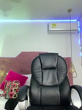 Snapshot of Velveet_x chatting on November 28, 2025, 11:43 am Velveet x online show from November 28, 2025, 11:43 am