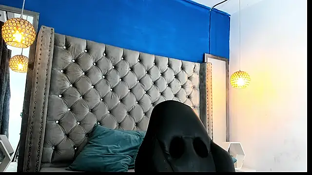 latinhotmuscle online show from November 19, 2025, 6:57 am