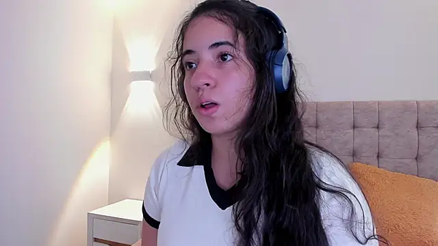 Snapshot of Nicol_Chang chatting on November 19, 2025, 8:20 pm Nicol Chang online show from November 19, 2025, 8:20 pm