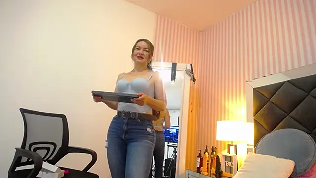 ViictoriaJones  online show from December 15, 2025, 1:17 pm