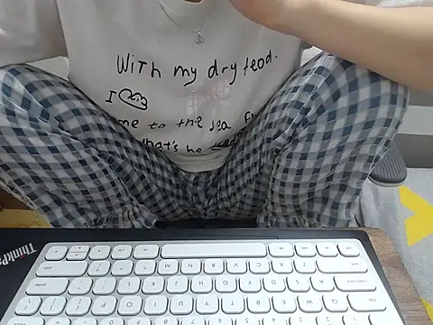 Snapshot of Lamoon_2k chatting on October 28, 2025, 3:51 am Lamoon 2k online show from October 28, 2025, 3:51 am