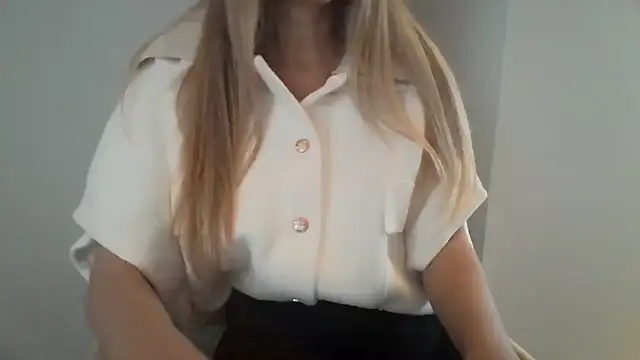 Snapshot of izabellaxoxo chatting on December 17, 2025, 11:04 am izabellaxoxo online show from December 17, 2025, 11:04 am