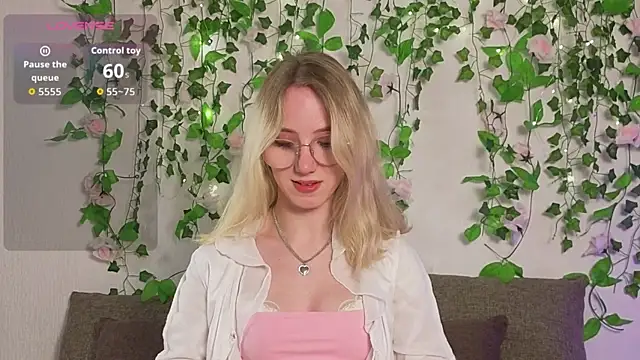Snapshot of EmmaNovak chatting on March 31, 2026, 11:07 pm EmmaNovak online show from March 31, 2026, 11:07 pm