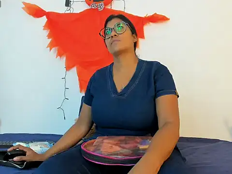  Miaa khalifa  online show from October 20, 2025, 12:17 pm