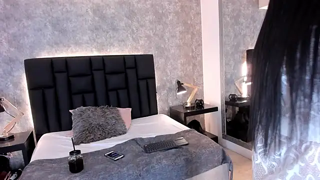 crystaldarliing online show from September 9, 2025, 5:00 pm