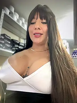 Snapshot of AlanaRouss chatting on October 18, 2025, 11:51 pm AlanaRouss online show from October 18, 2025, 11:51 pm