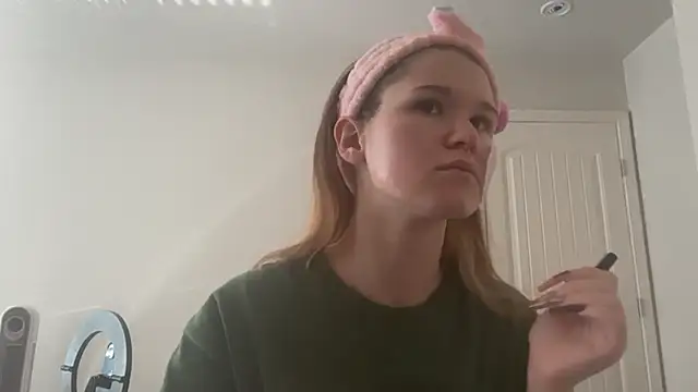 Snapshot of Riley_ray69 chatting on December 15, 2025, 3:40 pm Riley ray69 online show from December 15, 2025, 3:40 pm