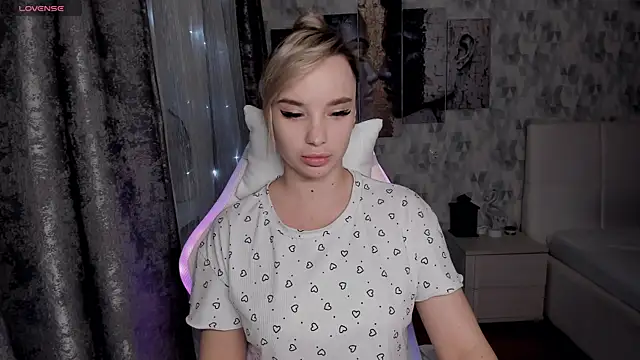 KiraKrox online show from October 30, 2025, 9:01 pm