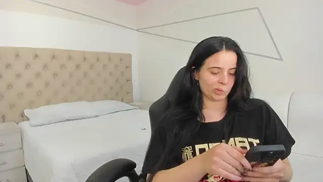 Snapshot of ChannelWhite_ chatting on September 29, 2025, 10:37 pm ChannelWhite online show from September 29, 2025, 10:37 pm