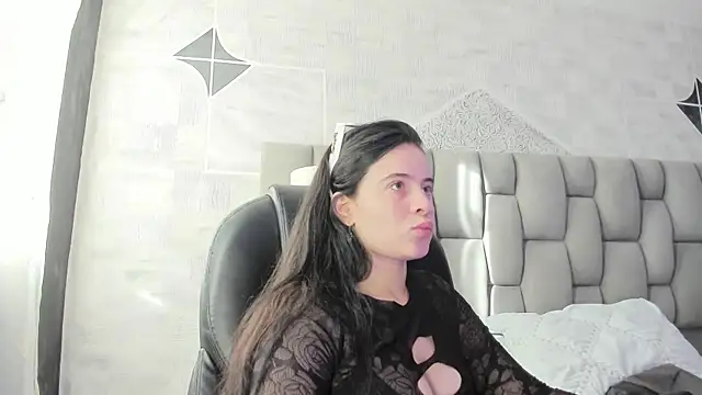 Snapshot of ChannelWhite_ chatting on September 25, 2025, 9:32 pm ChannelWhite online show from September 25, 2025, 9:32 pm