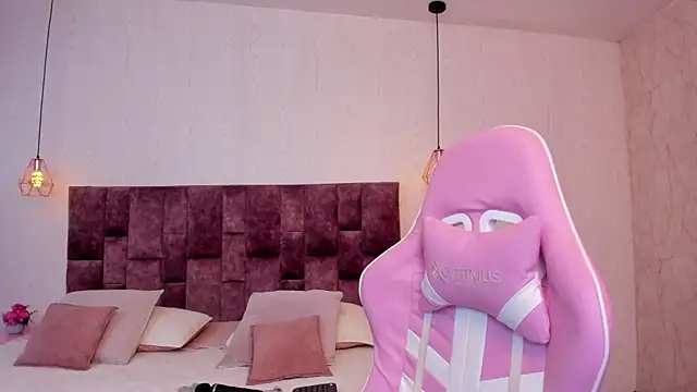 BellaClarck online show from September 17, 2025, 8:33 pm