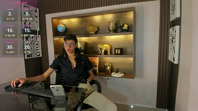 Snapshot of AmadeoDesanti chatting on October 21, 2025, 11:31 am AmadeoDesanti online show from October 21, 2025, 11:31 am