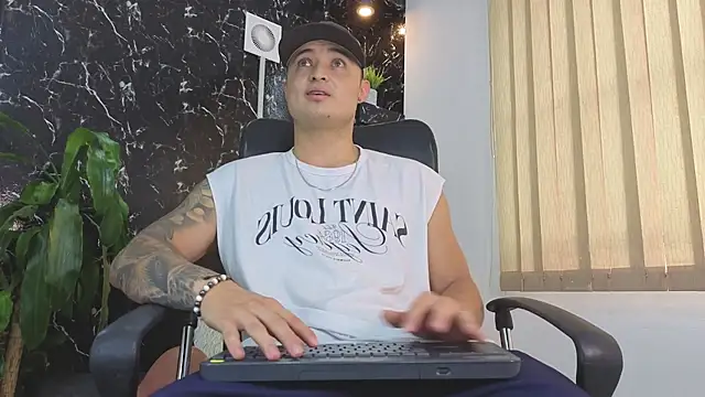 Snapshot of Alexander_ferre chatting on April 28, 2026, 1:15 pm Alexander ferre online show from April 28, 2026, 1:15 pm