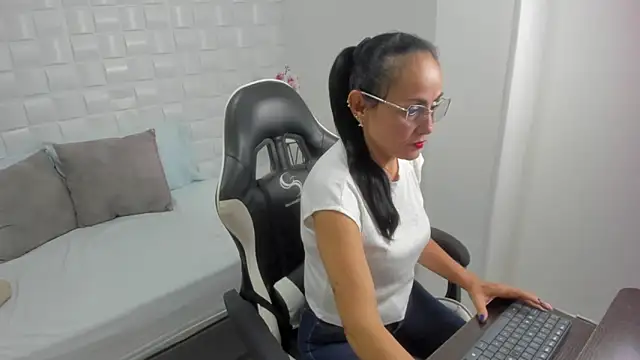 yulitza1025 online show from November 24, 2025, 1:11 pm