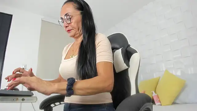 Snapshot of yulitza1025 chatting on March 2, 2026, 12:01 pm yulitza1025 online show from March 2, 2026, 12:01 pm