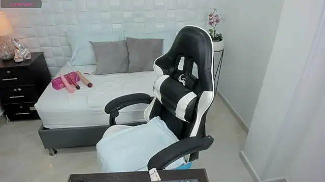 yulitza1025 online show from October 21, 2025, 1:10 pm