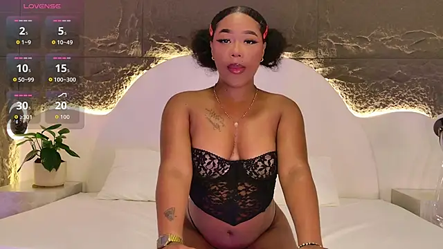 Nahomi Rivera online show from December 15, 2025, 12:33 pm