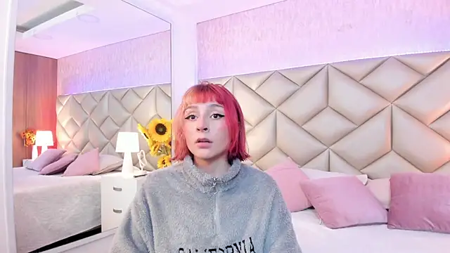 dafnne hall online show from December 4, 2025, 4:22 am