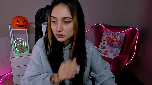 olivianorton online show from October 28, 2025, 1:32 pm