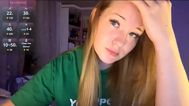 Snapshot of PandaFluff chatting on October 1, 2025, 4:11 pm PandaFluff online show from October 1, 2025, 4:11 pm