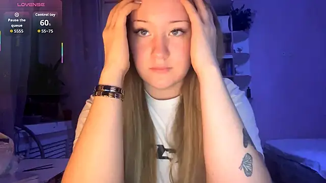 Snapshot of PandaFluff chatting on October 9, 2025, 4:51 pm PandaFluff online show from October 9, 2025, 4:51 pm