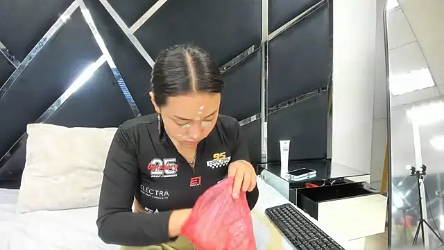 Noa Arez online show from February 14, 2026, 2:56 am