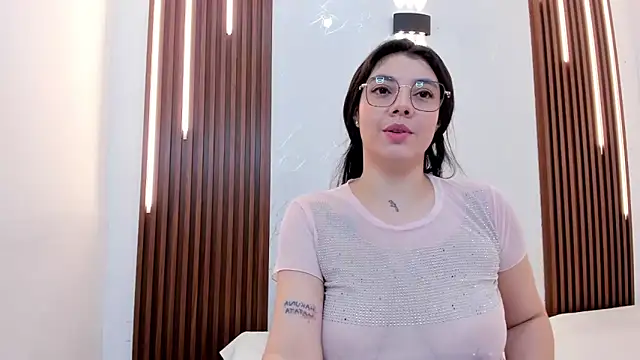 Snapshot of CarolinaMejia chatting on September 23, 2025, 2:46 pm CarolinaMejia online show from September 23, 2025, 2:46 pm