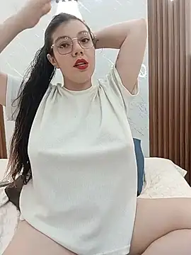 Snapshot of CarolinaMejia chatting on July 12, 2026, 12:50 pm CarolinaMejia online show from July 12, 2026, 12:50 pm
