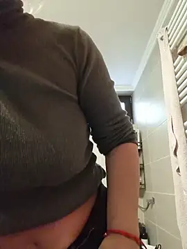 Snapshot of merlyn4 chatting on November 10, 2025, 12:10 pm merlyn4 online show from November 10, 2025, 12:10 pm