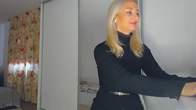 Snapshot of merlyn4 chatting on November 1, 2025, 11:15 am merlyn4 online show from November 1, 2025, 11:15 am