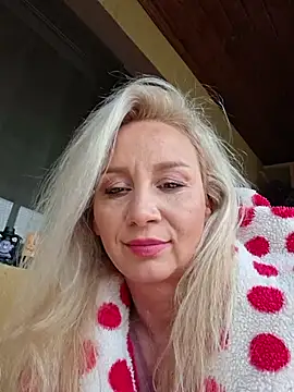 Snapshot of merlyn4 chatting on November 8, 2025, 12:20 pm merlyn4 online show from November 8, 2025, 12:20 pm