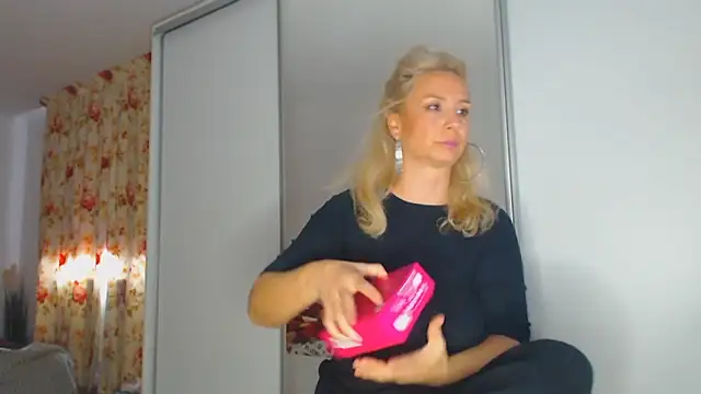 Snapshot of merlyn4 chatting on October 14, 2025, 9:32 am merlyn4 online show from October 14, 2025, 9:32 am