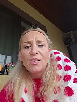 Snapshot of merlyn4 chatting on November 9, 2025, 12:20 pm merlyn4 online show from November 9, 2025, 12:20 pm