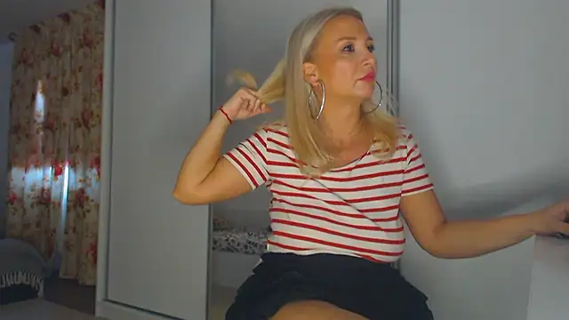 Snapshot of merlyn4 chatting on November 2, 2025, 11:48 am merlyn4 online show from November 2, 2025, 11:48 am