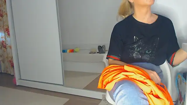 Snapshot of merlyn4 chatting on March 8, 2025, 9:50 am merlyn4 online show from March 8, 2025, 9:50 am