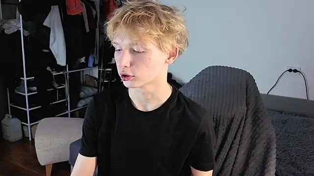 Your avatar online show from October 22, 2025, 11:14 pm