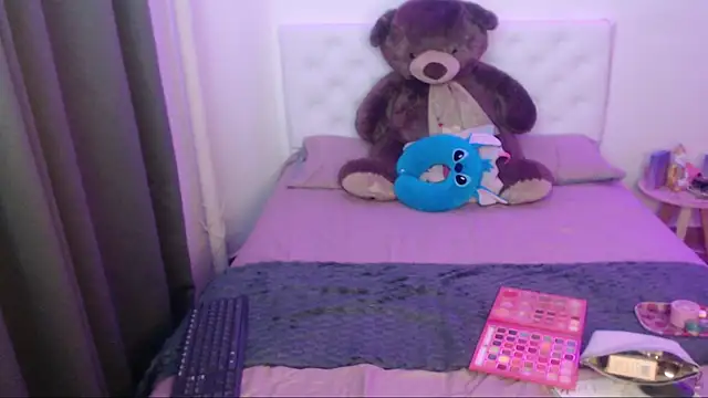 kylie444  online show from November 28, 2025, 10:43 pm