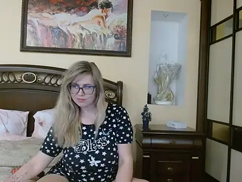 Snapshot of Crystal00Girl chatting on December 23, 2025, 12:11 am Crystal00Girl online show from December 23, 2025, 12:11 am