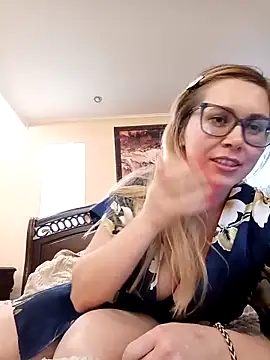 Crystal00Girl online show from November 3, 2025, 1:11 am