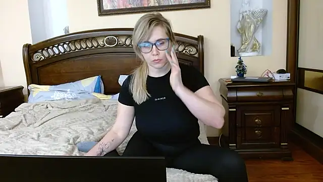 Snapshot of Crystal00Girl chatting on January 5, 2026, 8:34 pm Crystal00Girl online show from January 5, 2026, 8:34 pm