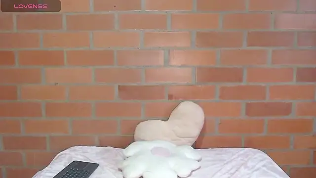 Snapshot of Montserrat_Jay chatting on September 30, 2025, 2:56 pm Montserrat Jay online show from September 30, 2025, 2:56 pm