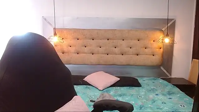 Snapshot of Montserrat_Jay chatting on December 3, 2025, 1:32 pm Montserrat Jay online show from December 3, 2025, 1:32 pm