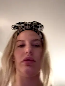 Snapshot of Chloemillerrxx chatting on September 16, 2025, 12:22 am Chloemillerrxx online show from September 16, 2025, 12:22 am