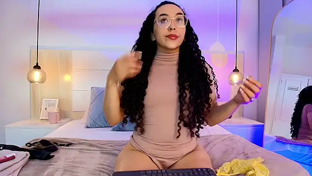 Snapshot of alehia_cute chatting on November 14, 2025, 10:35 pm alehia cute online show from November 14, 2025, 10:35 pm