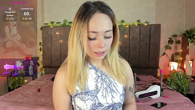 LanaMills  online show from April 3, 2026, 3:02 am