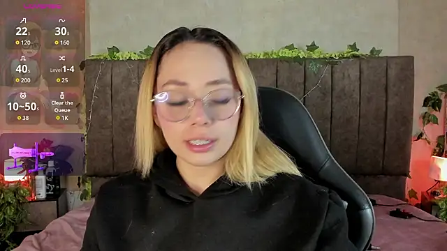 LanaMills  online show from March 29, 2026, 4:25 am