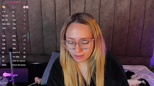 LanaMills  online show from November 9, 2025, 3:38 pm