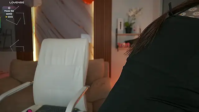 MilaCrave online show from October 28, 2025, 11:42 am