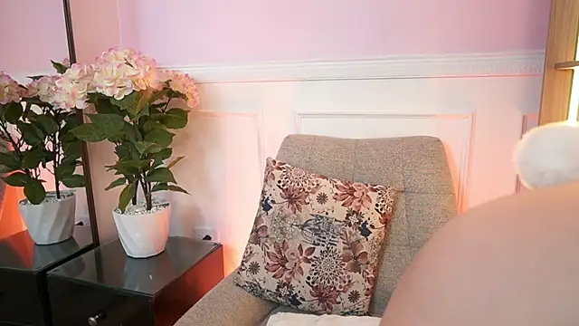 MilaCrave online show from April 3, 2026, 11:38 am